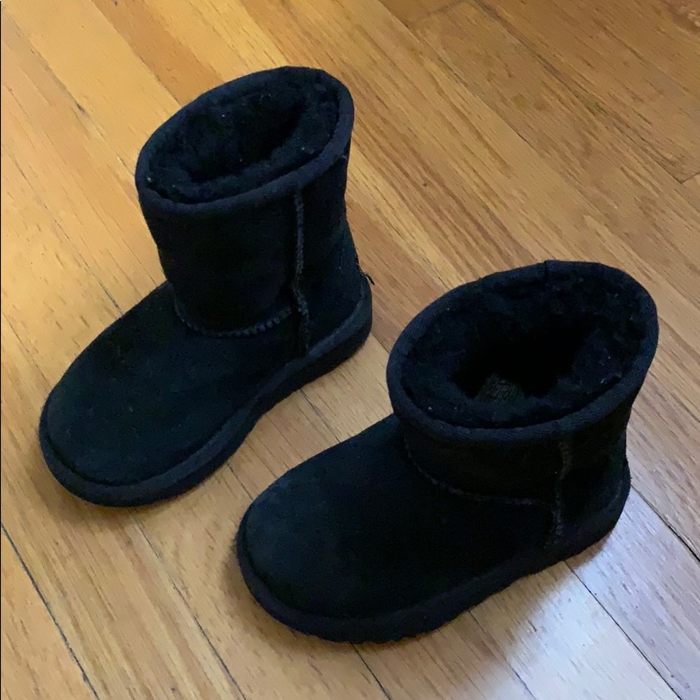 Toddler Uggs boot size 9